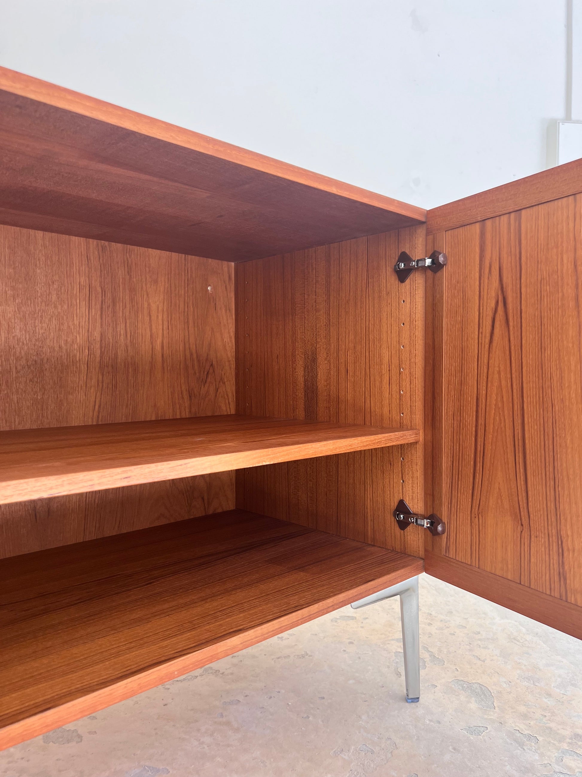 Vintage Kommode aus Teak mit Flügeltüren und neuen Chromfüßen von H. W. Klein