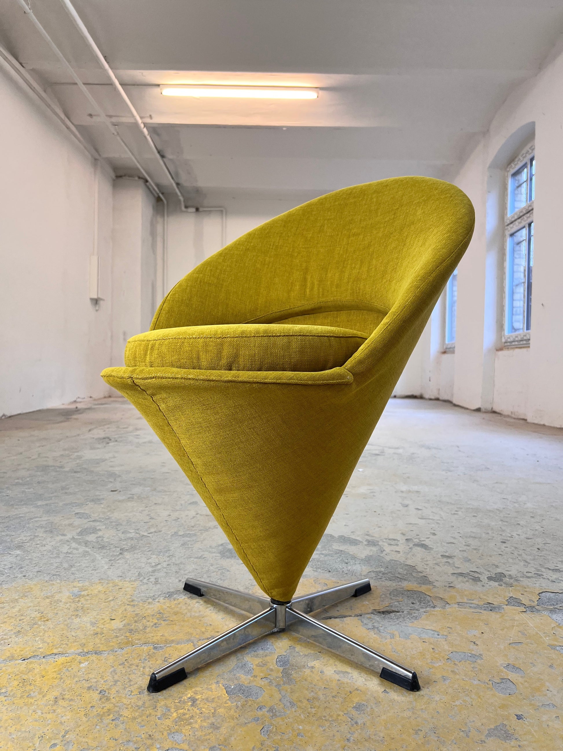 Vintage Sessel Cone Chair von Verner Panton drehbar gelb neu bezogen