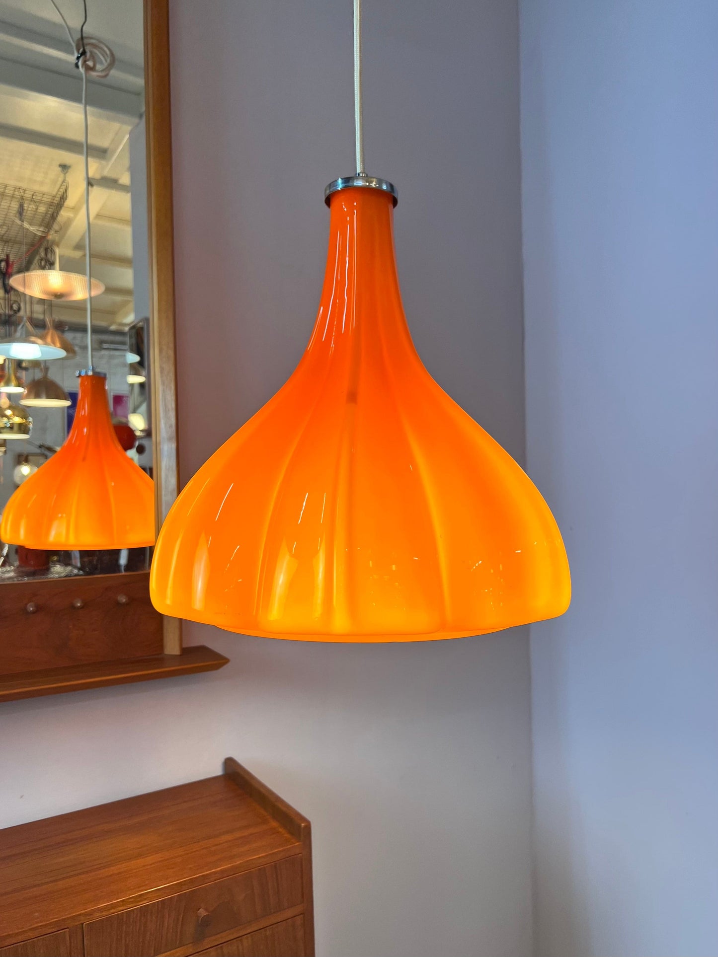 Lampe fleur vintage en verre orange par Peill+Putzler