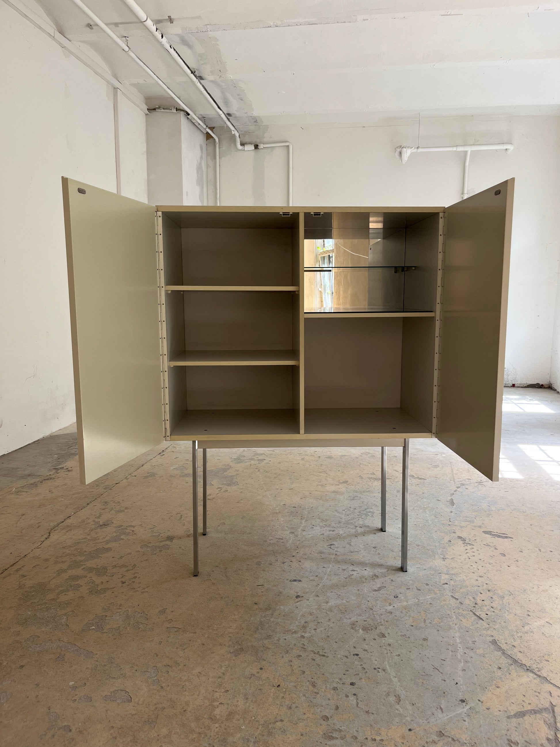 Vintage Highboard mit Minibar und kreisförmigem Reliefmuster aus Belgien