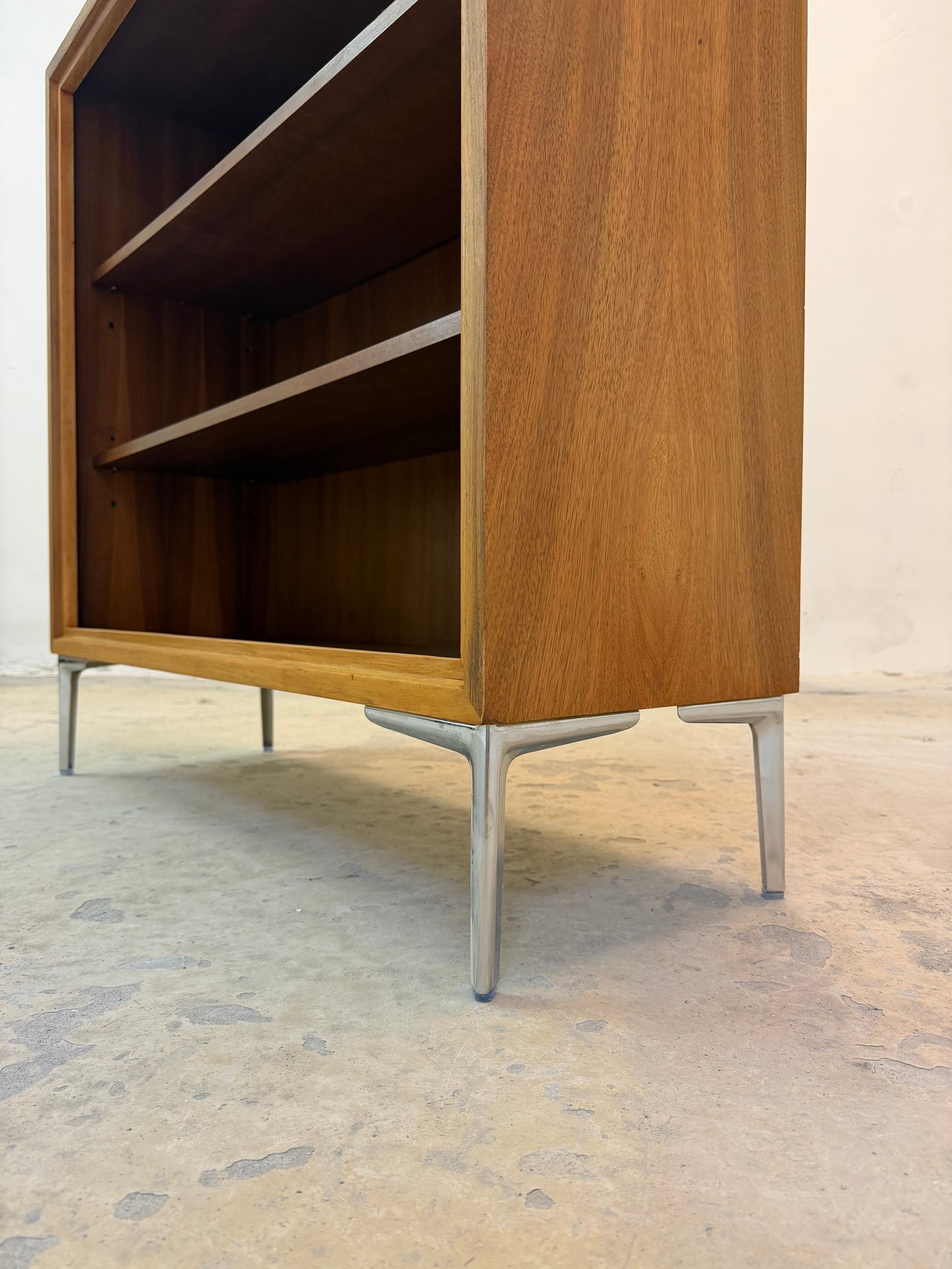 Vintage Bücherregal Nussbaum mit Chromfüßen von WK Möbel