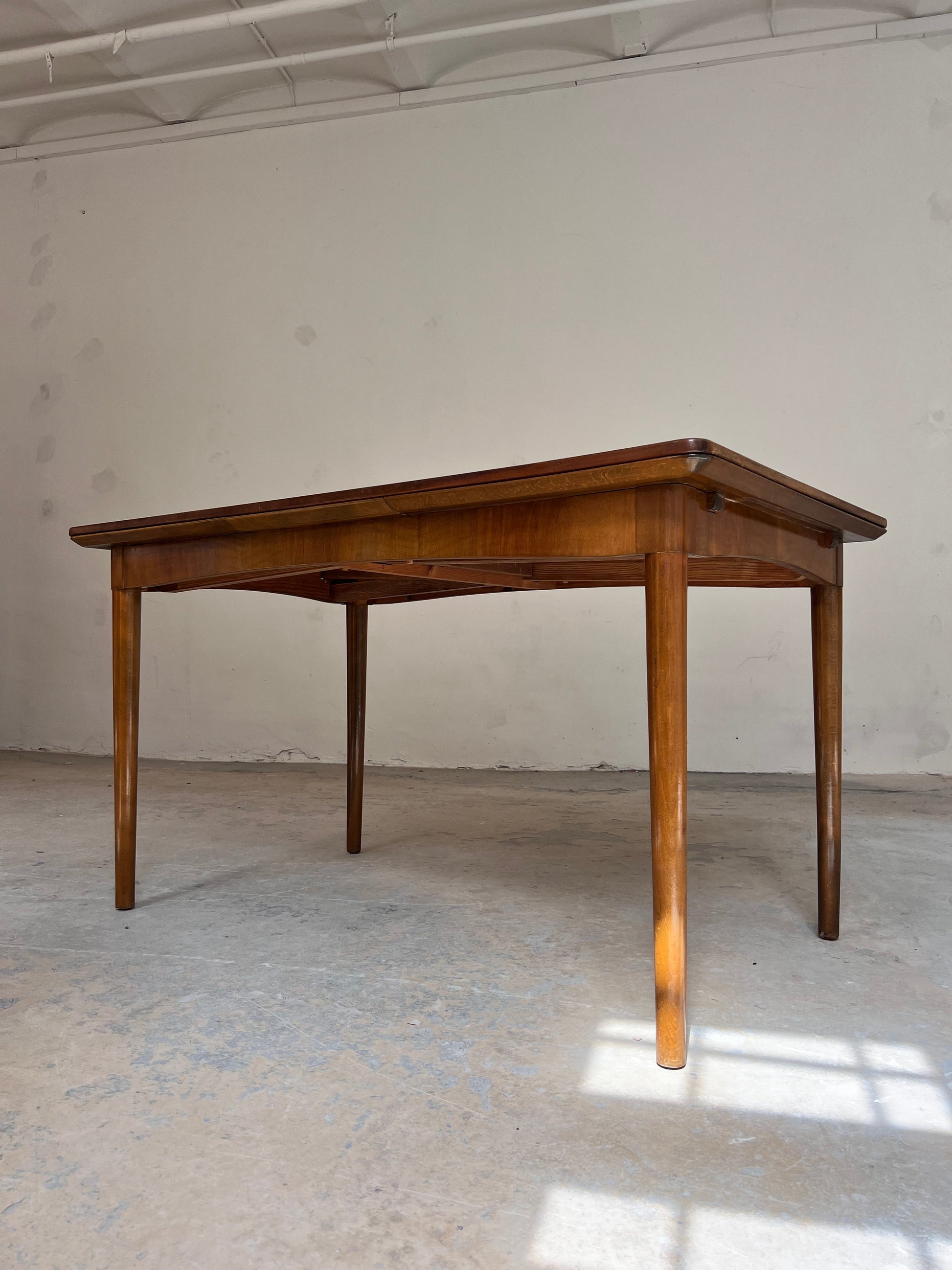 Vintage ausziehbarer Esstisch mit Teak Tischplatte und Nussbaum Gestell