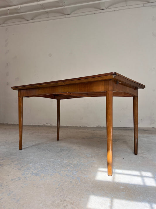 Vintage ausziehbarer Esstisch mit Teak Tischplatte und Nussbaum Gestell