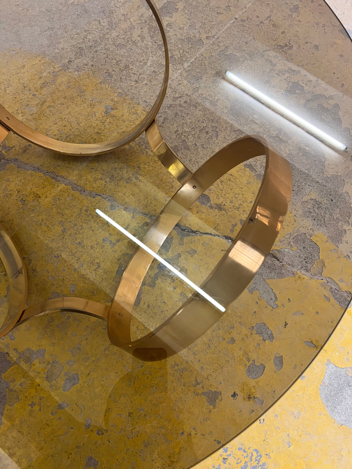 Vintage Couchtisch rund Hesterberg von Knut Hesterberg für Ronald Schmitt mit Messinggestell und Rauchglas