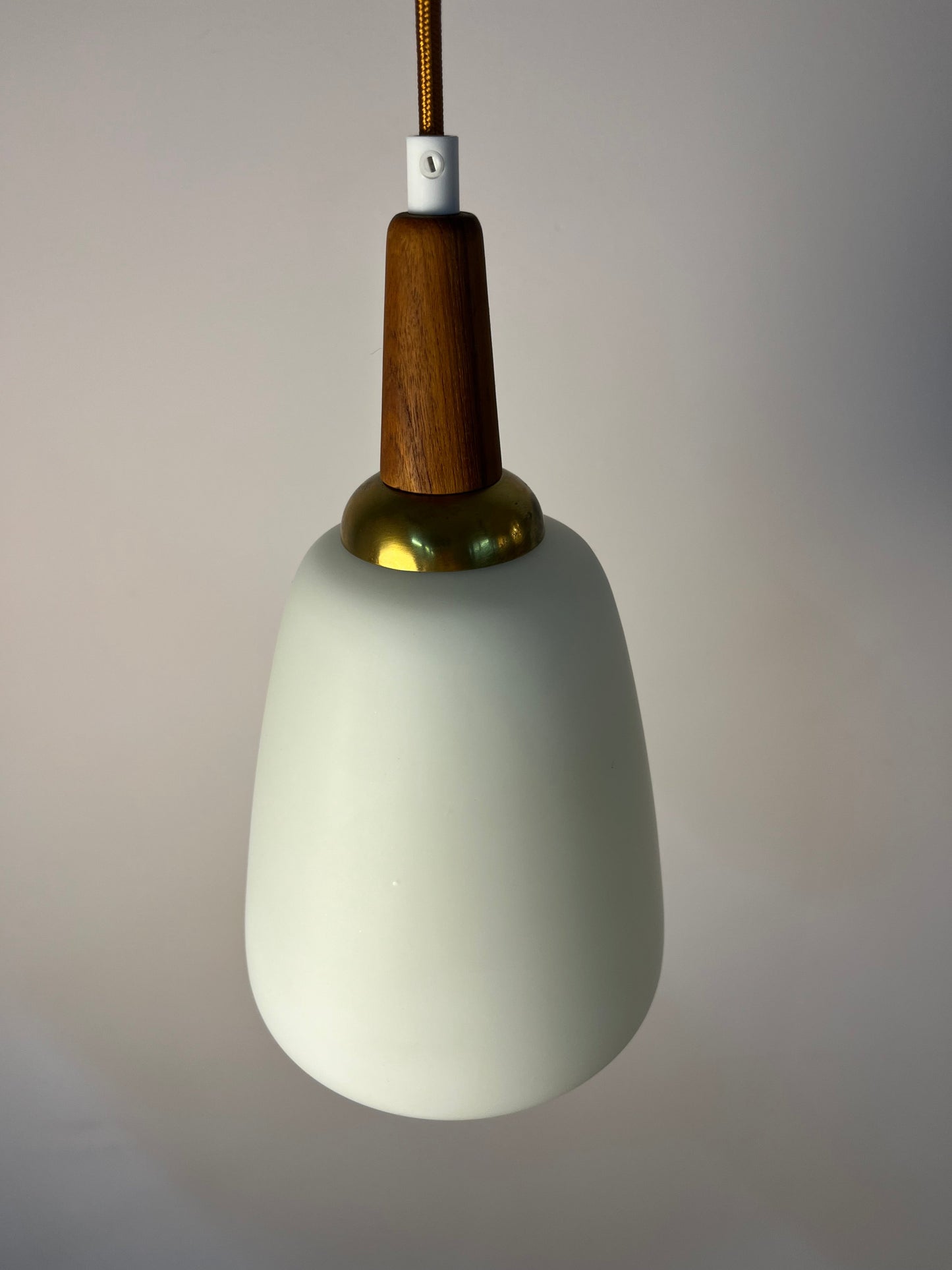 Vintage Hängelampe Opalglas mit Teak und Messing aus Dänemark