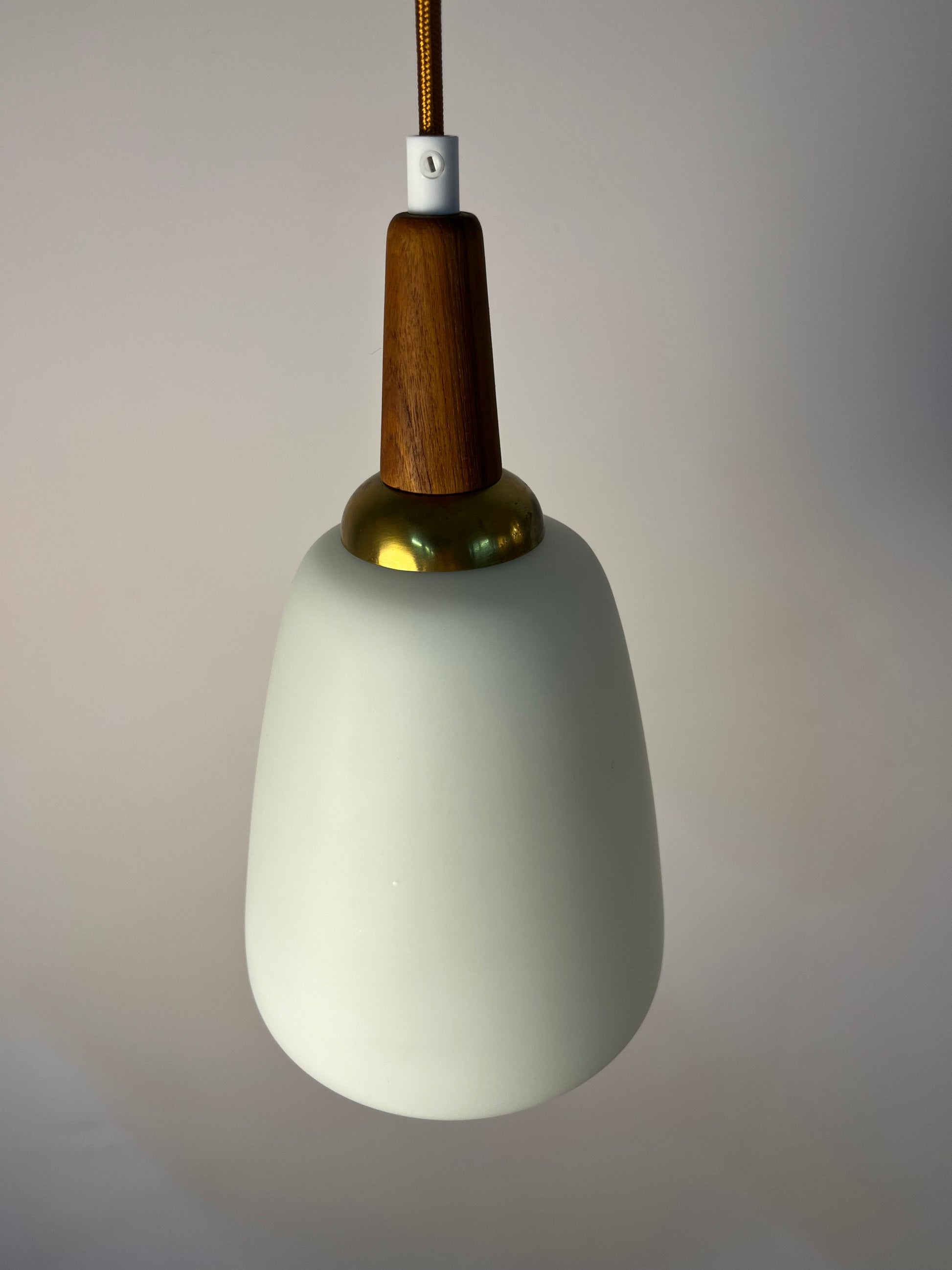 Vintage Hängelampe Opalglas mit Teak und Messing aus Dänemark