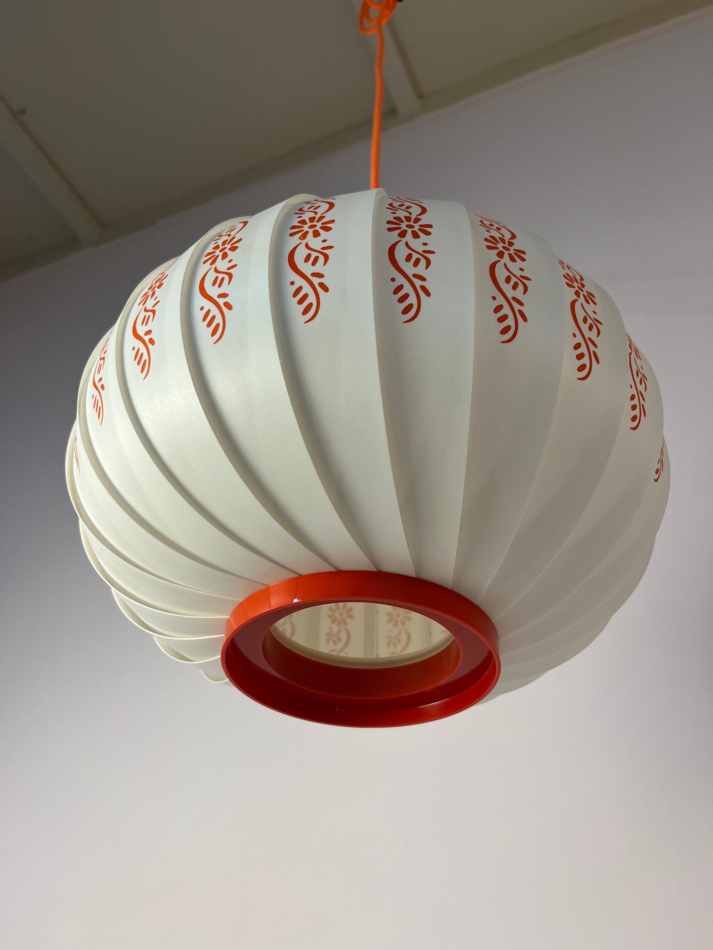 Vintage Hängelampe von Lars Schiøler mit roten Blumendetails