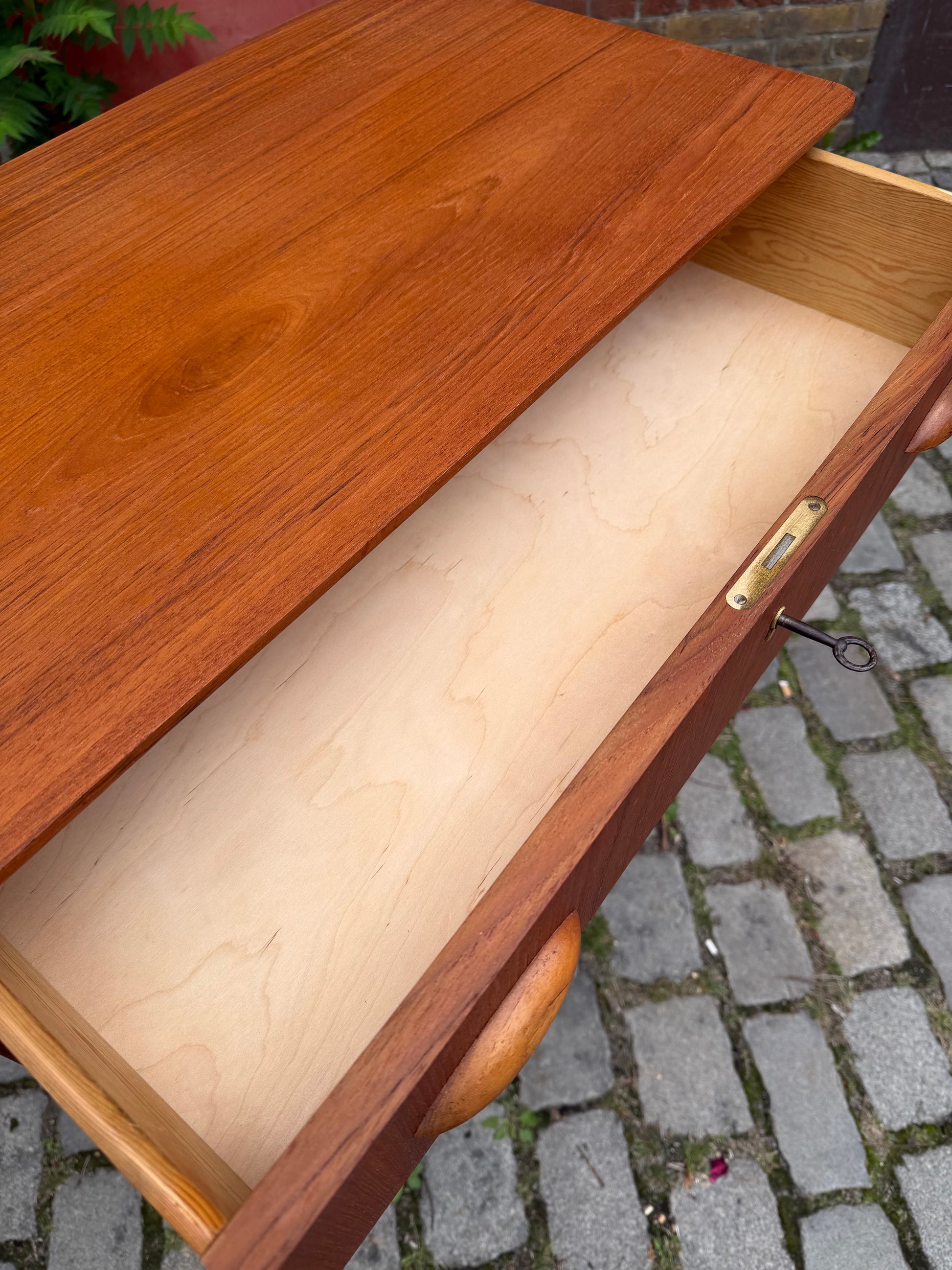 Vintage Kommode Teak mit Muschelgriffen und Schloss aus Dänemark
