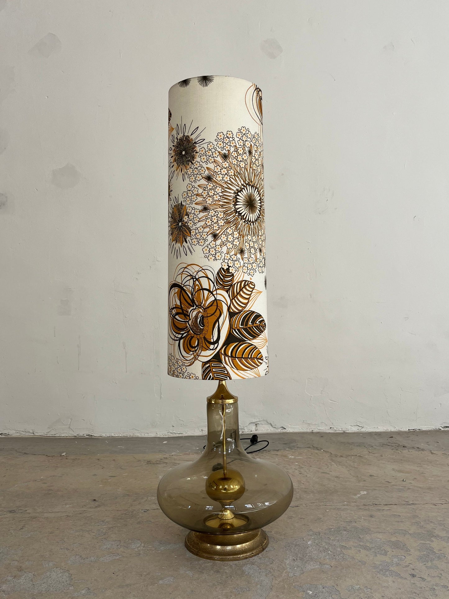 Vintage Stehlampe mit Rauchglasfuß und floralem Schirm