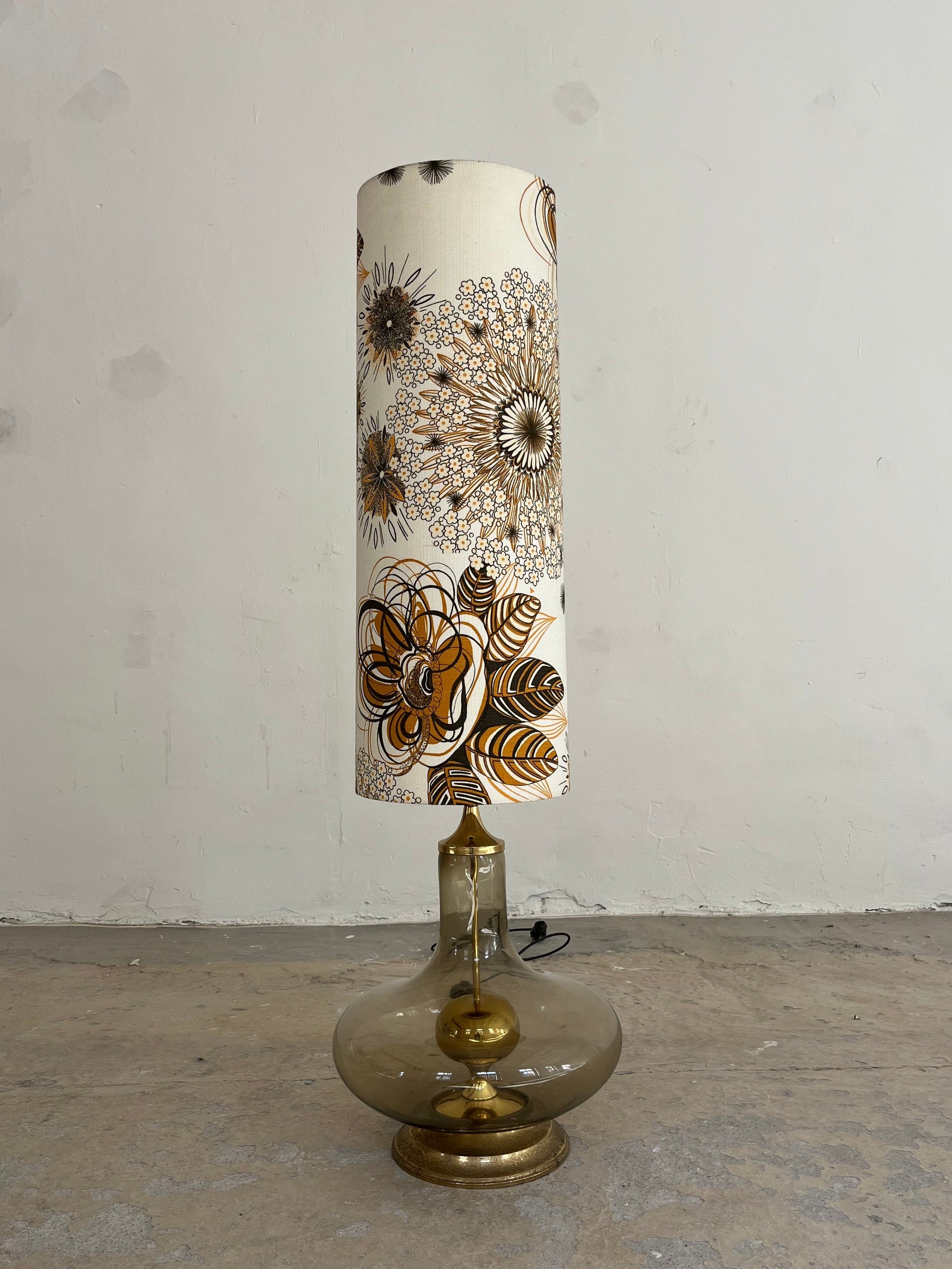 Vintage Stehlampe mit Rauchglasfuß und floralem Schirm