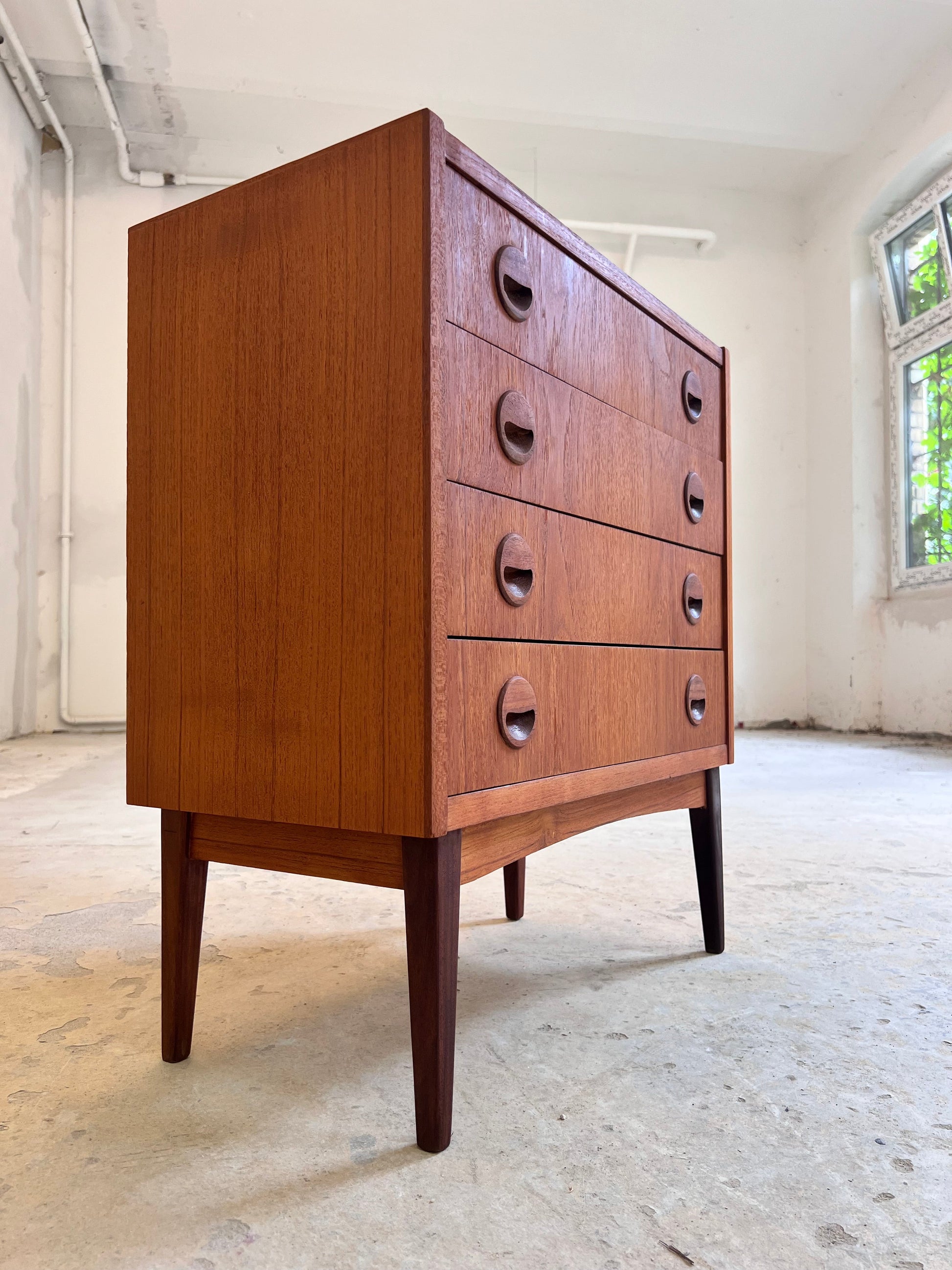 Vintage Kommode Teak mit runden Griffmulden aus Dänemark