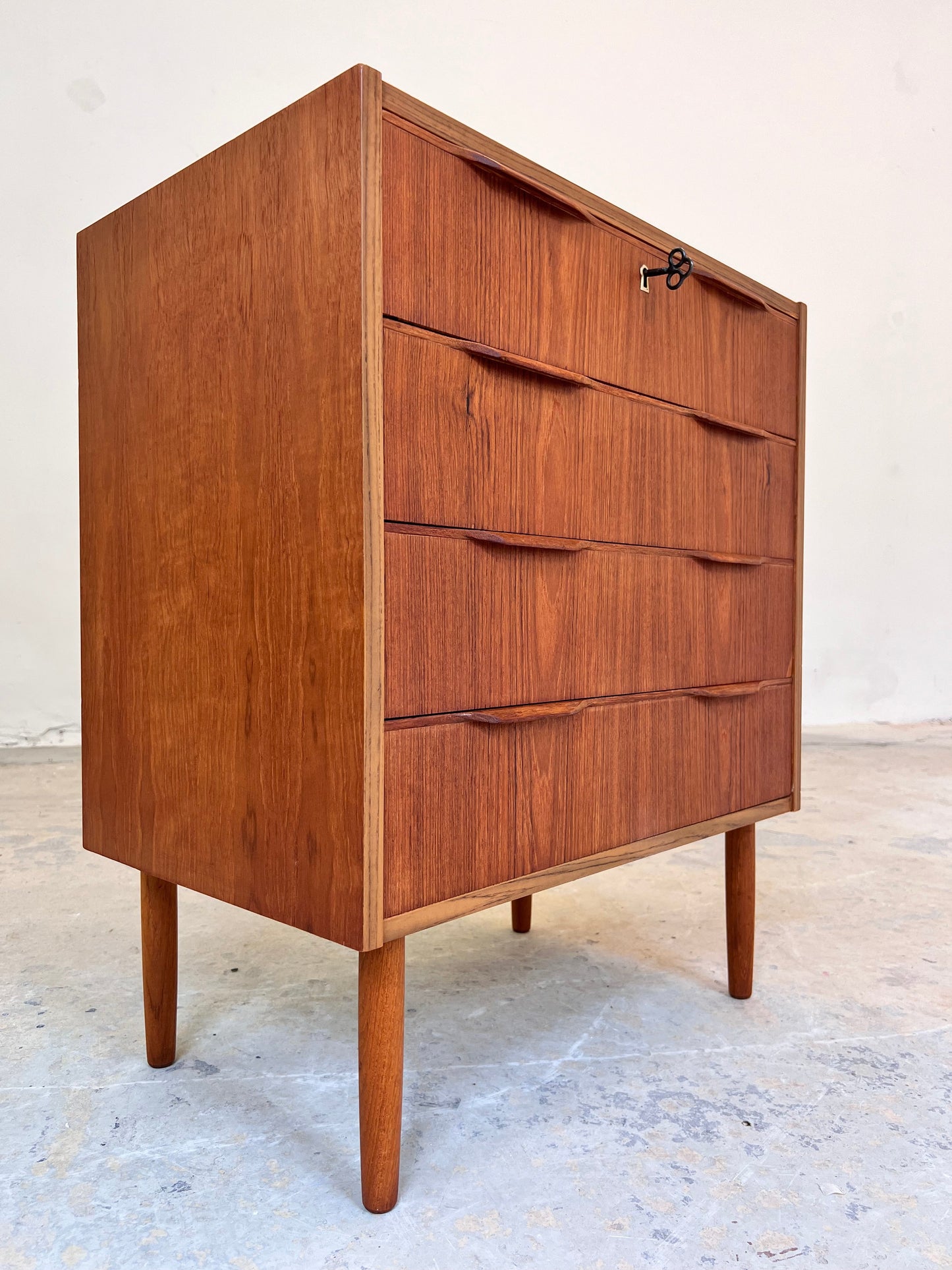 Vintage Kommode Teak mit Schloss aus Dänemark