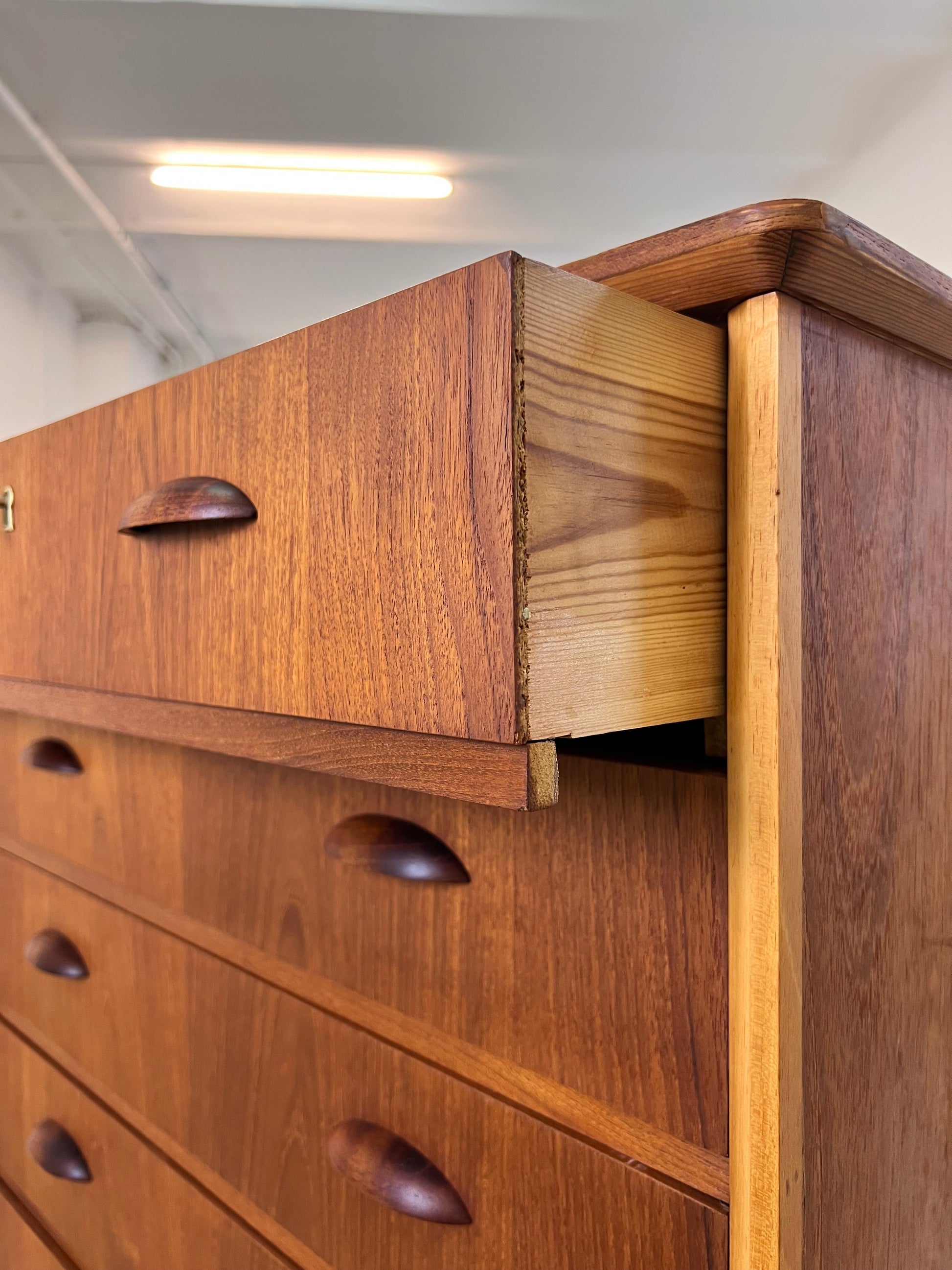 Vintage Kommode Teak mit Muschelgriffen