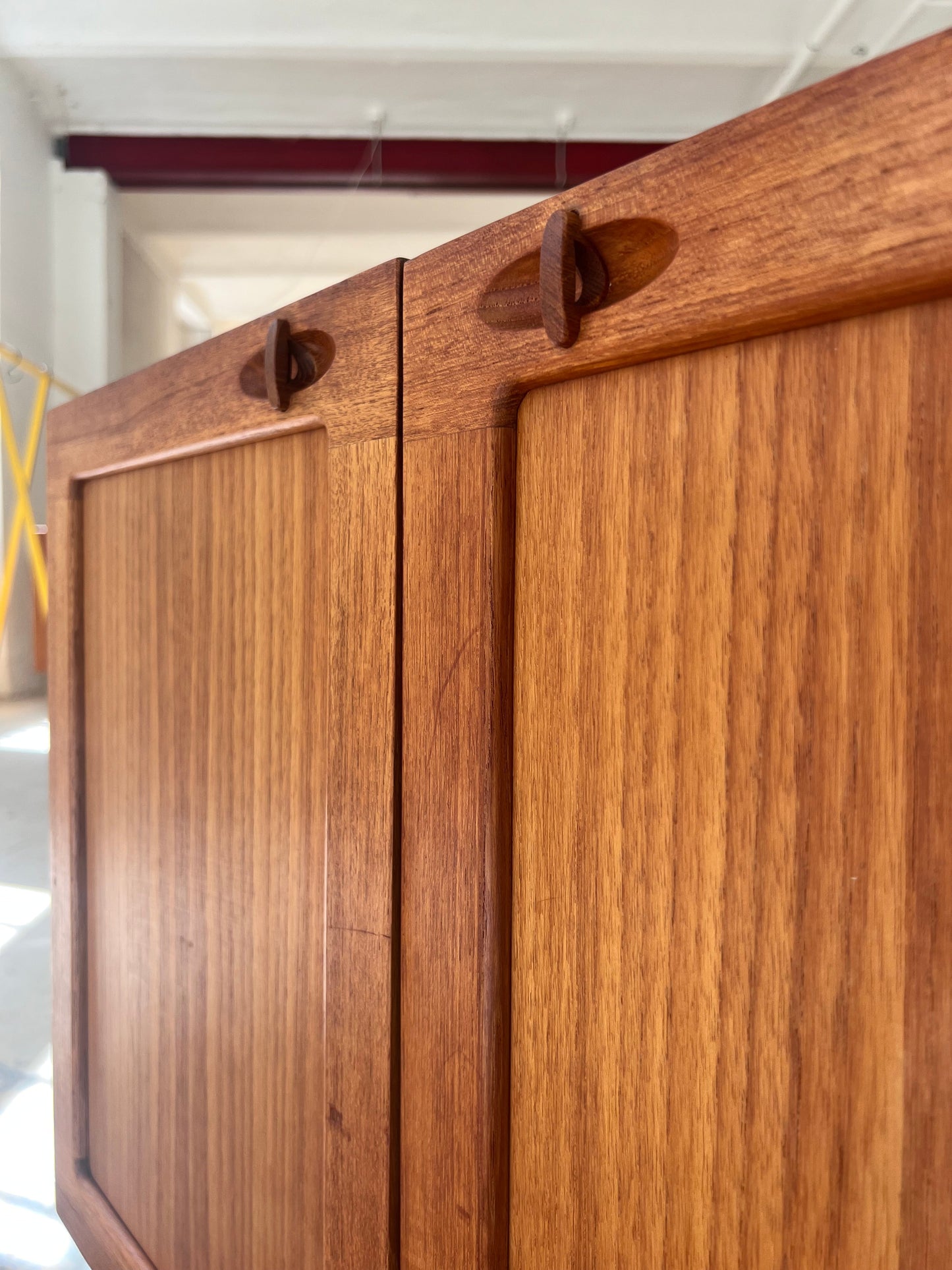 Vintage Kommode aus Teak mit Flügeltüren und neuen Chromfüßen von H. W. Klein