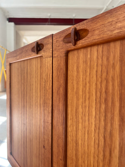 Vintage Kommode aus Teak mit Flügeltüren und neuen Chromfüßen von H. W. Klein