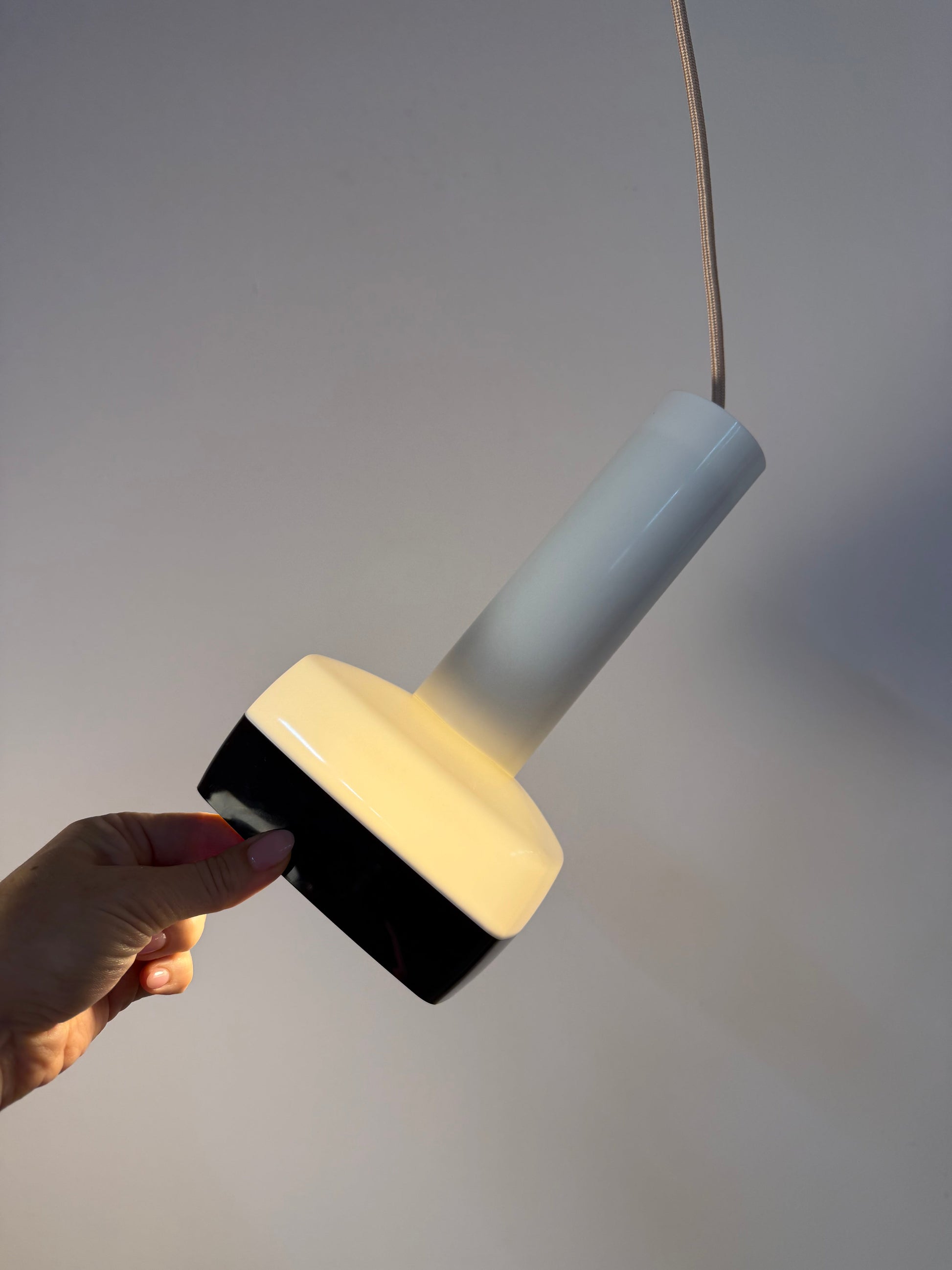 Vintage Hängelampe von Bent Karlby für Schrøder-Kemi, schwarz-weiß
