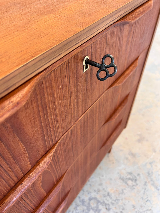 Vintage Kommode Teak mit Schloss aus Dänemark