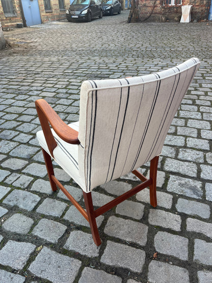 Vintage Armlehnstuhl mit paspeliertem Polster aus Dänemark