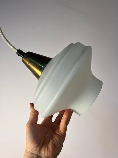 Vintage Hängelampe Opalglas und Messing aus Dänemark, 60er Jahre