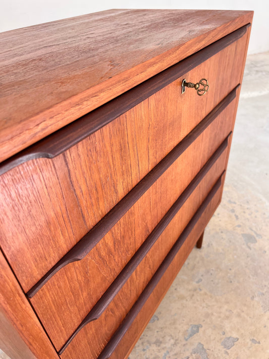 Vintage Kommode aus Teak mit durchgehenden Griffen und Schloss aus Dänemark