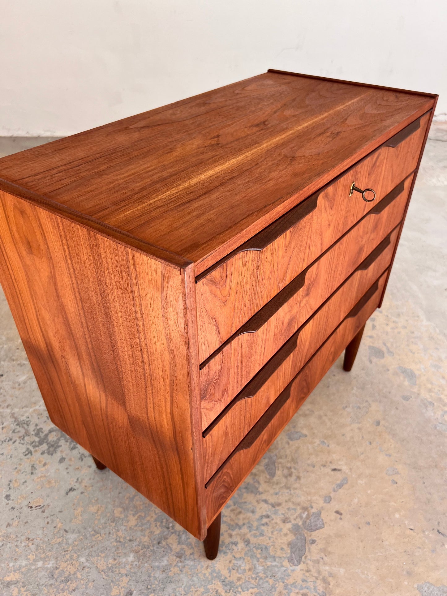 Vintage Kommode aus Teak mit Schloss aus Dänemark