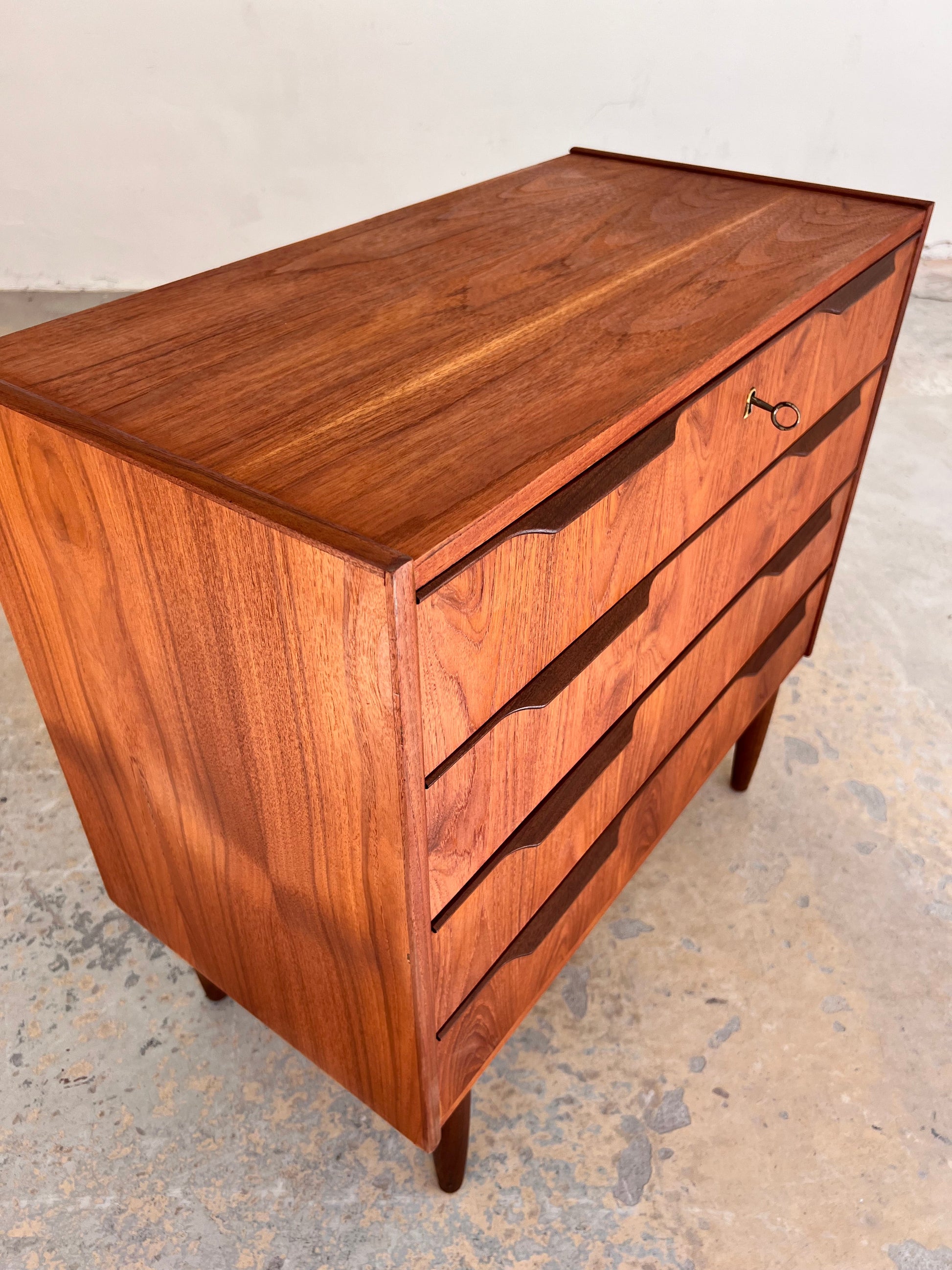 Vintage Kommode aus Teak mit Schloss aus Dänemark