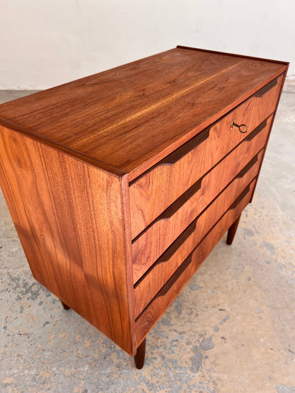 Vintage Kommode aus Teak mit Schloss aus Dänemark