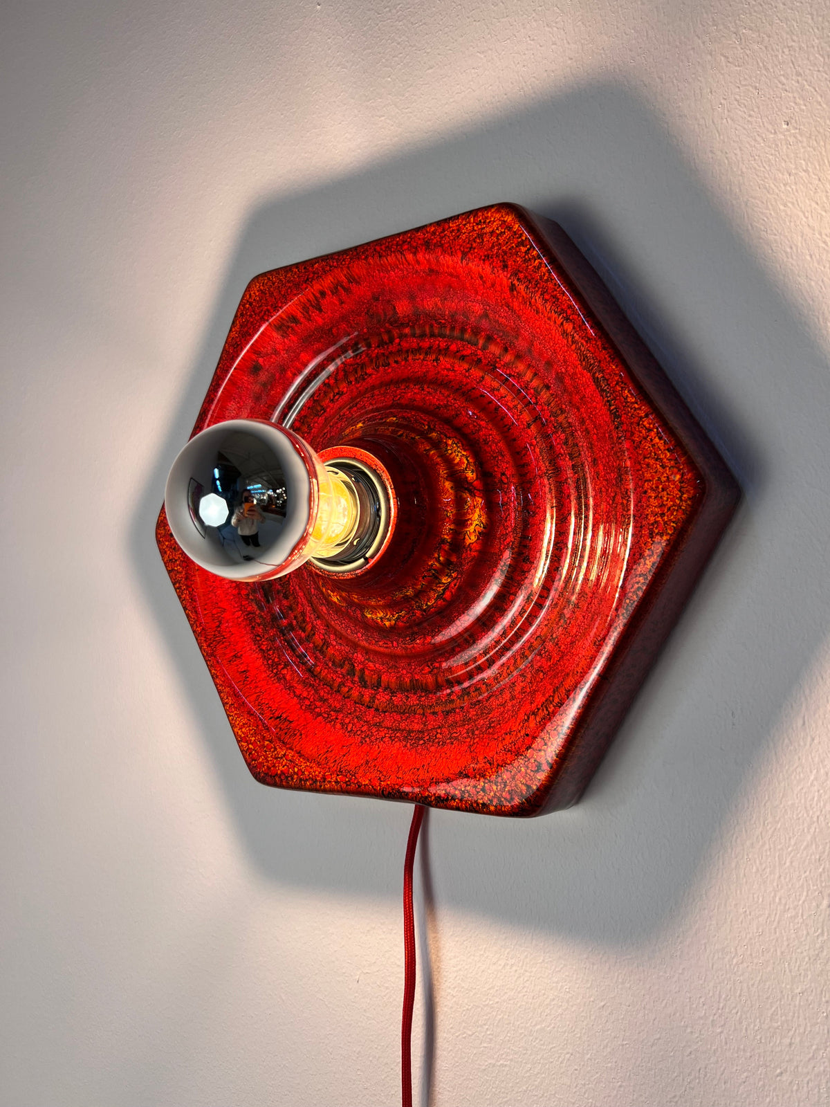 Vintage Wandlampe von Hustadt Leuchten, rote Keramik in Hexagon-Form