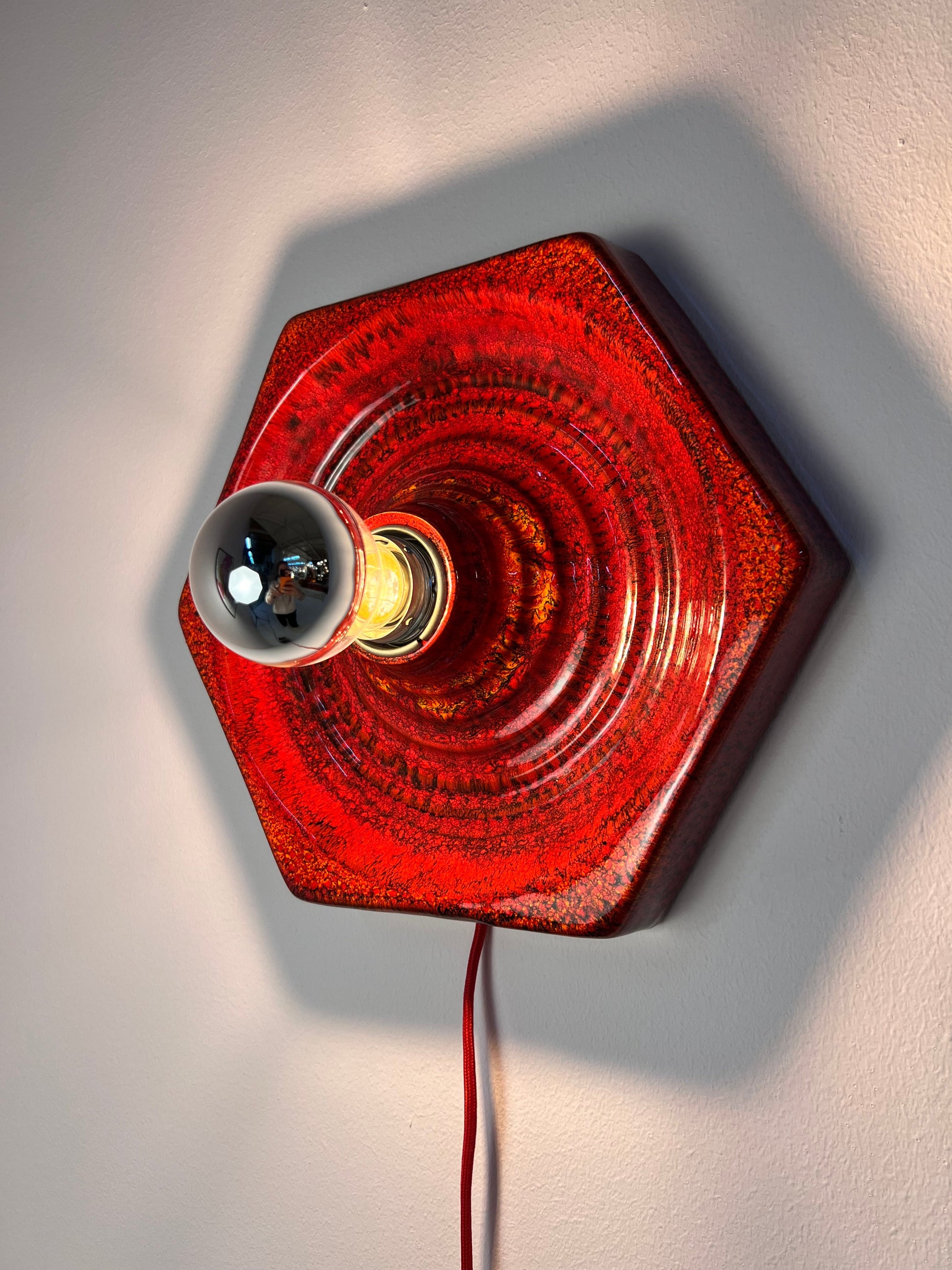 Vintage Wandlampe von Hustadt Leuchten, rote Keramik in Hexagon-Form