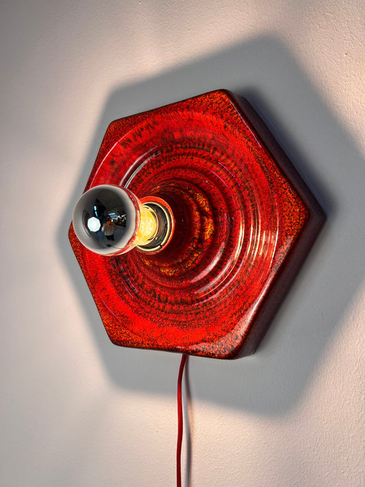 Vintage Wandlampe von Hustadt Leuchten, rote Keramik in Hexagon-Form