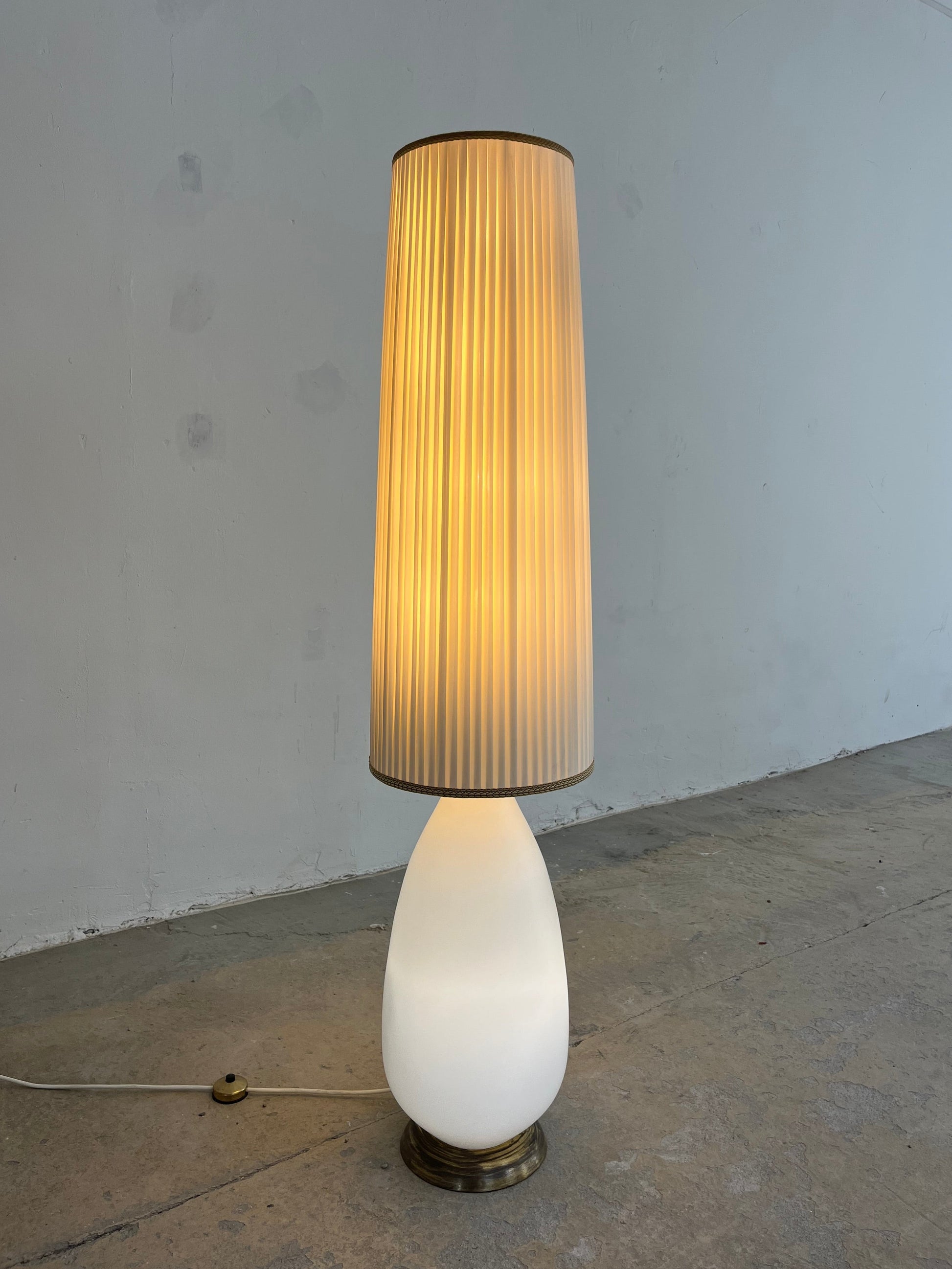 Vintage Stehlampe mit Opalglasfuß und Plisseeschirm