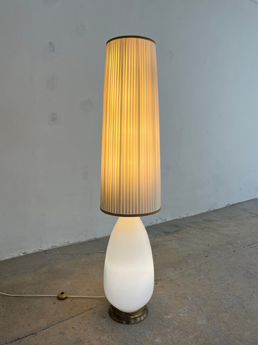 Vintage Stehlampe mit Opalglasfuß und Plisseeschirm
