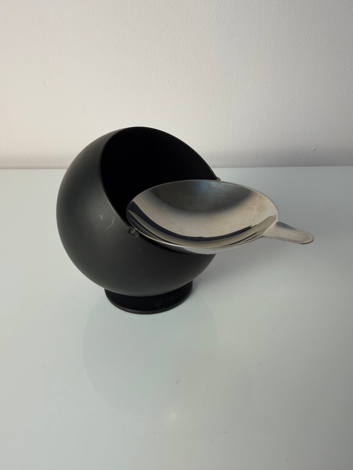 Kugelaschenbecher Chrom-Schwarz von Quist