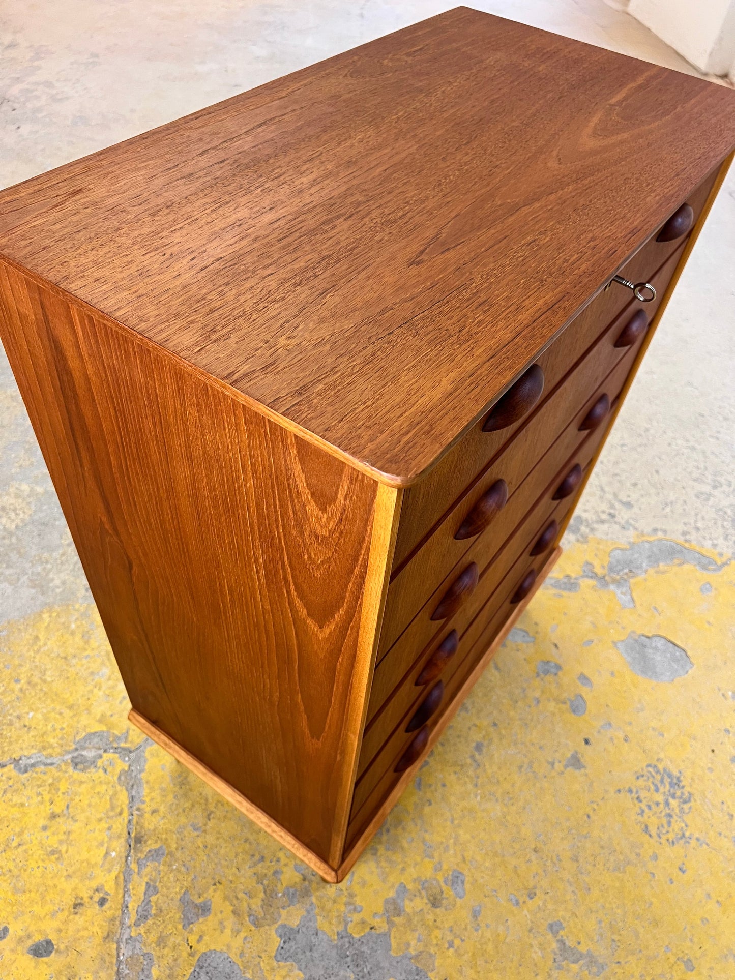 Vintage Kommode Teak mit Muschelgriffen