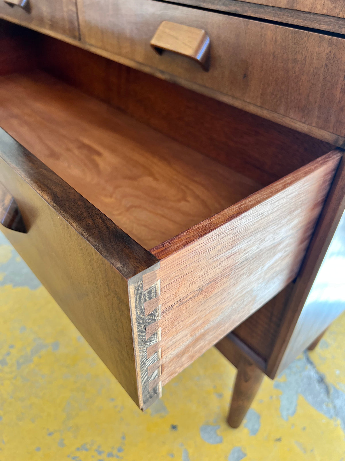 Vintage Vitrinenschrank aus Teak aus Dänemark, refurbished, Nussbaum, Braun, Glas