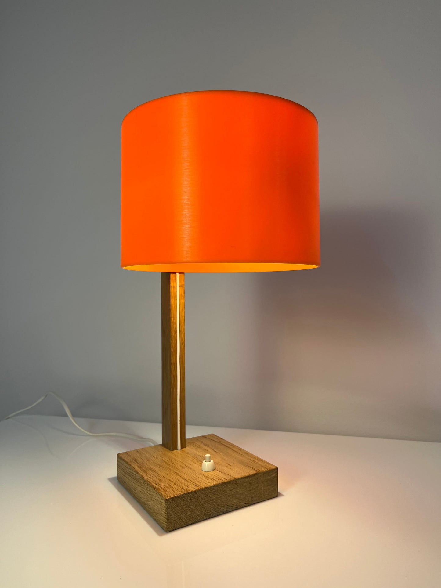 Vintage Schreibtischlampe in Orange und Eiche von Luxus Vittsjö