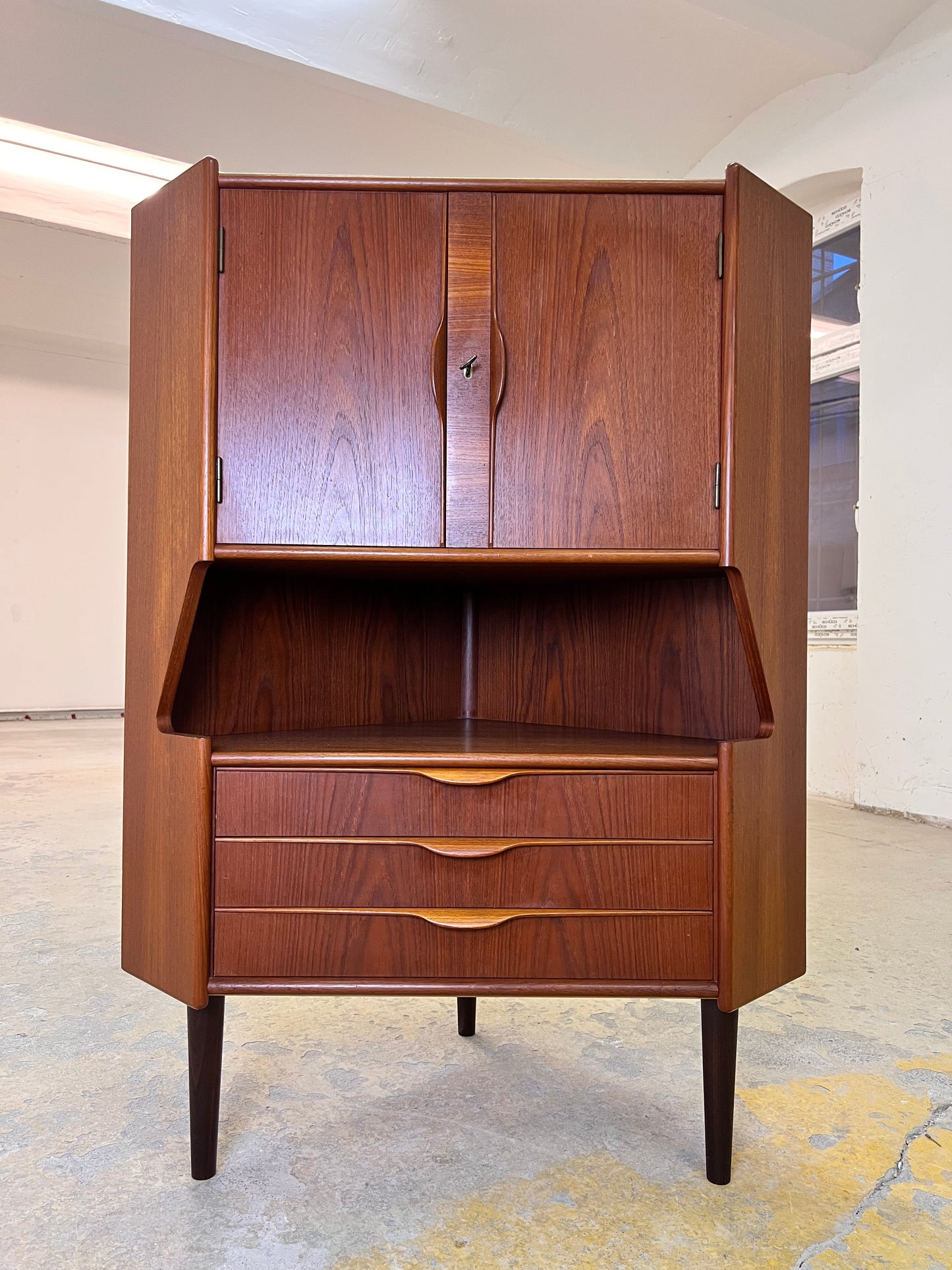 Vintage Eckschrank Teak mit Minibar aus Dänemark
