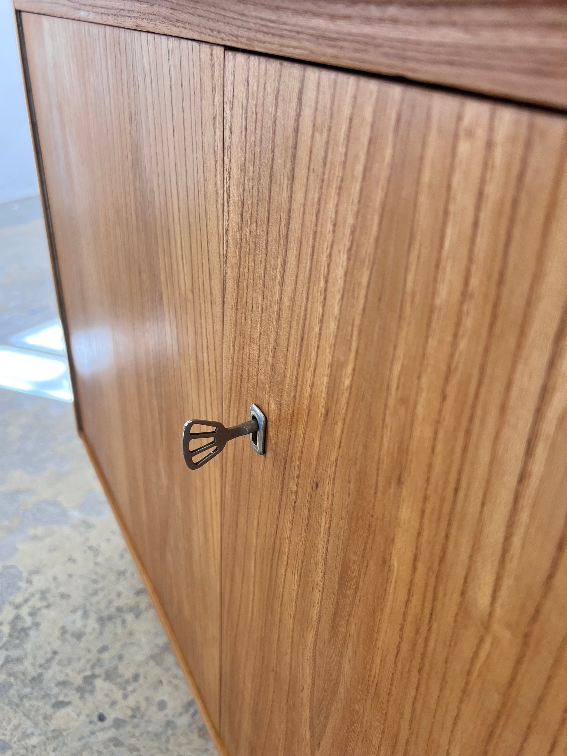 Vintage Schrank mit Auszug von Hellerau