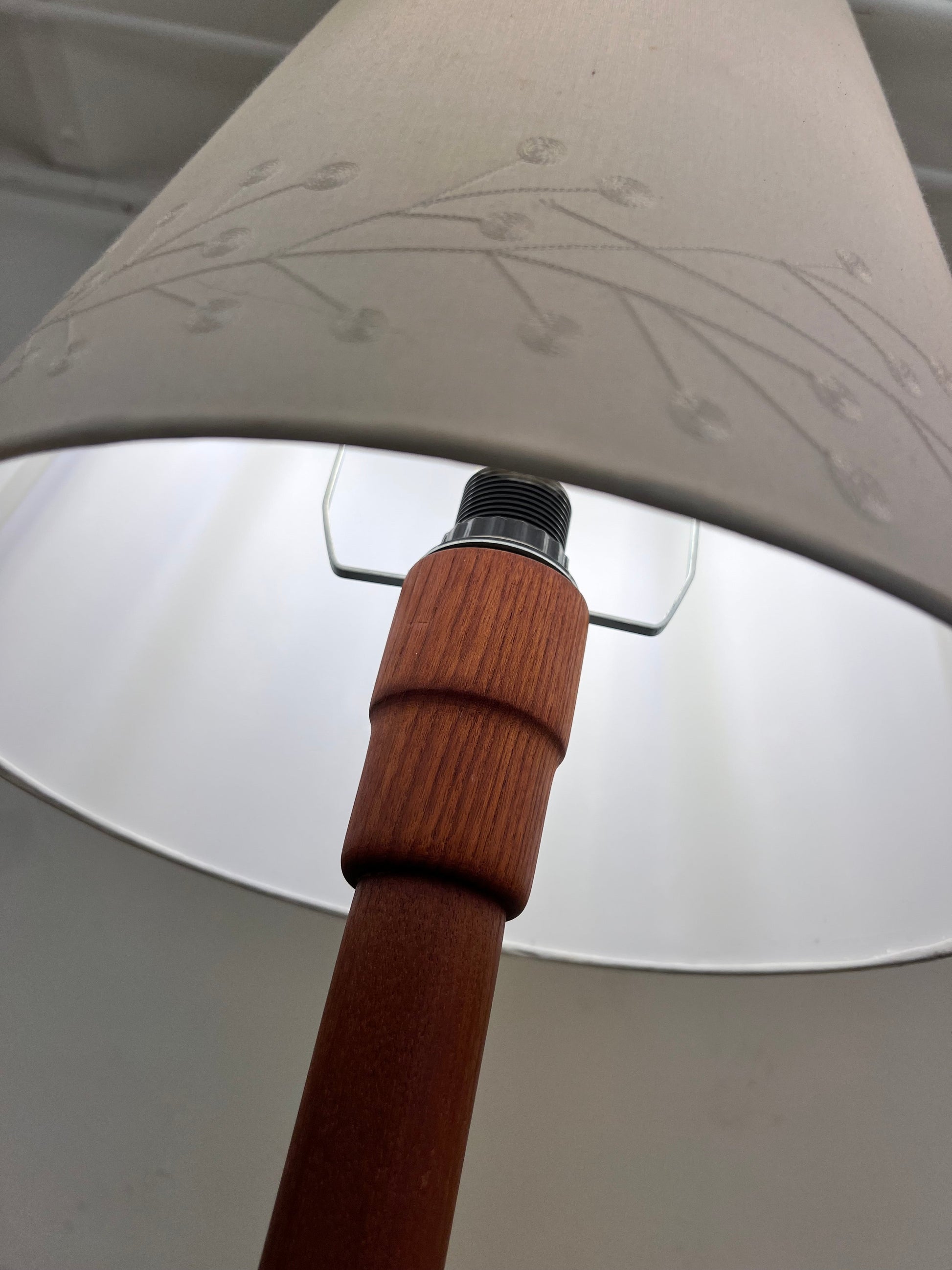 Vintage Stehlampe Teak mit verziertem Stoffschirm aus Dänemark