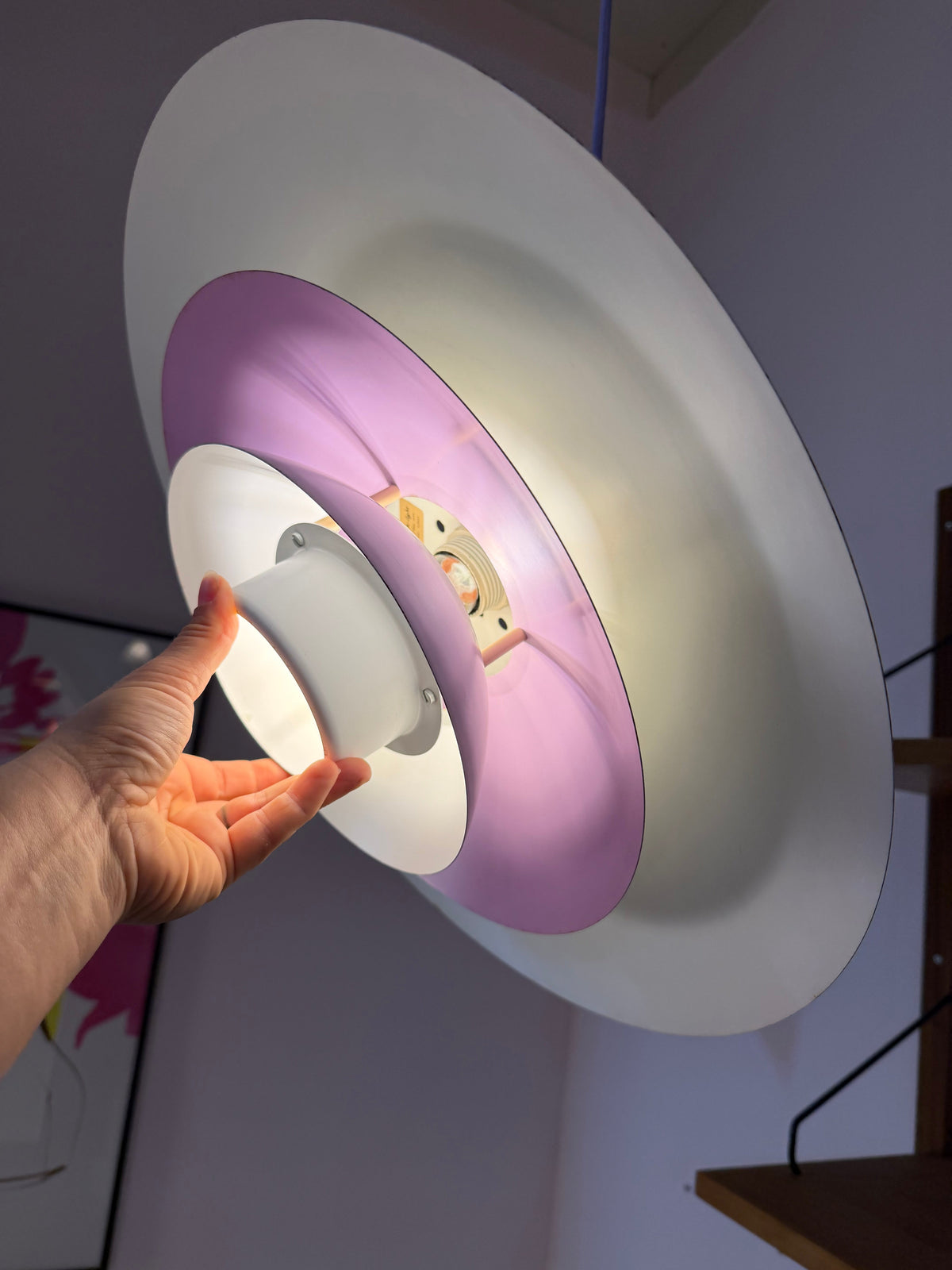 Vintage Lamellenlampe weiß-lila von Formlight