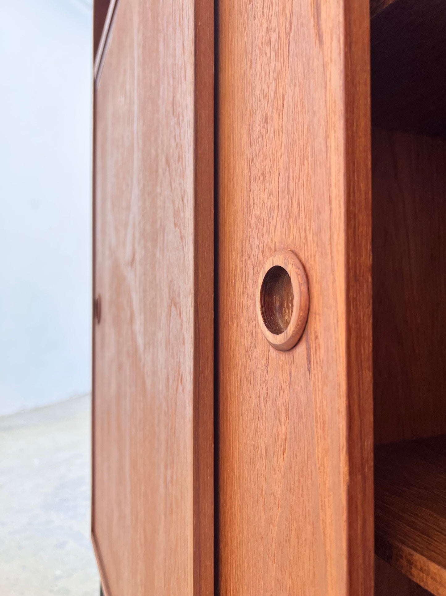 Vintage Schrank Teak mit Schiebetür aus Dänemark, schwarze Möbelfuß