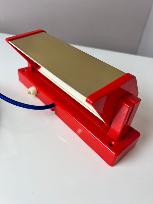 Vintage Wandleuchte rot-gold von Lyfa Dänemark mit verstellbarem Schirm und blauem Kabel