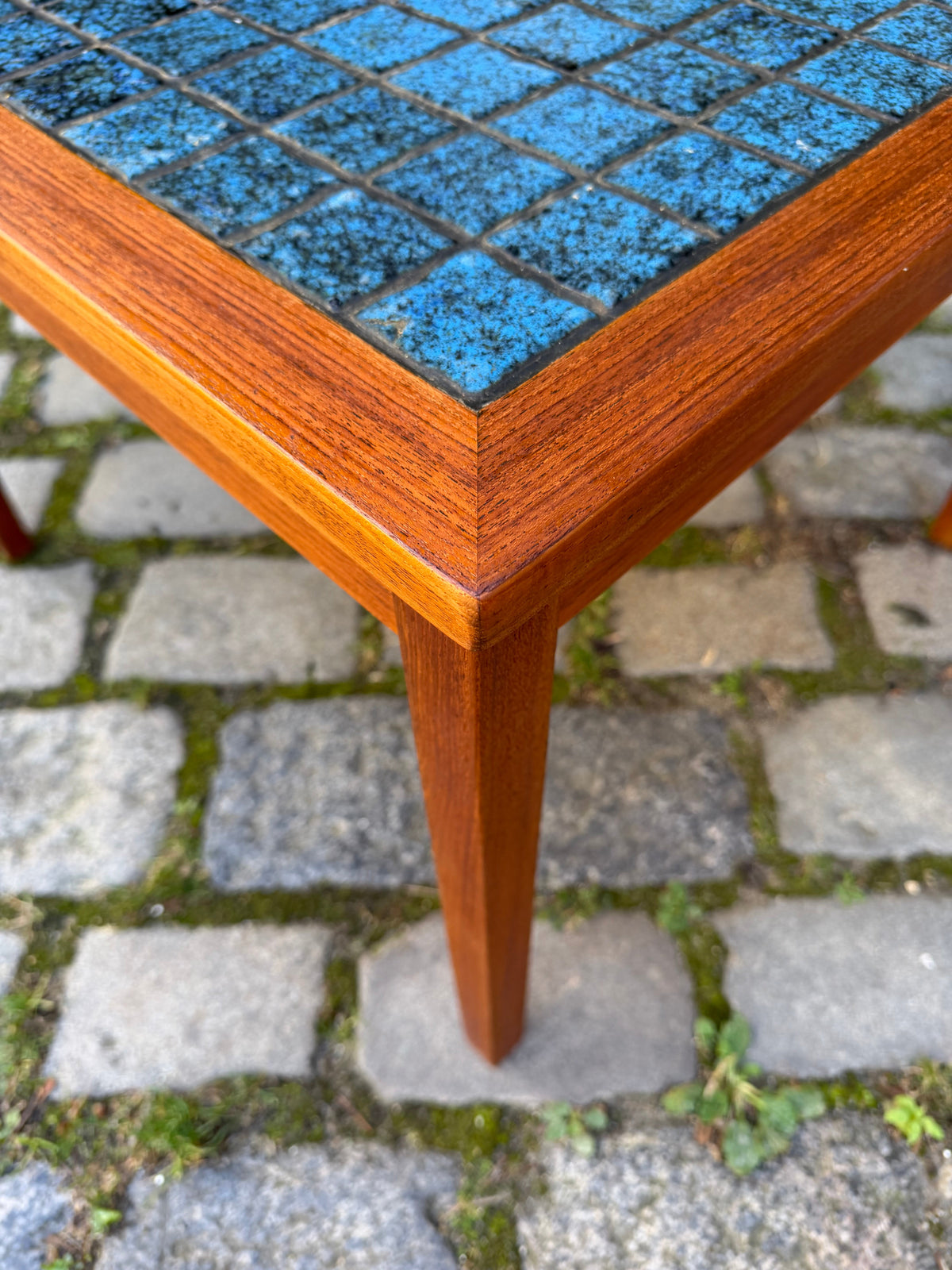 Quadratischer Beistelltisch Teak mit blauen Fliesen, Dänemark