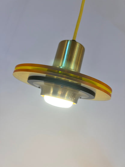 Vintage Pendelleuchte aus Messing und gelbem Kunststoff, Dänemark