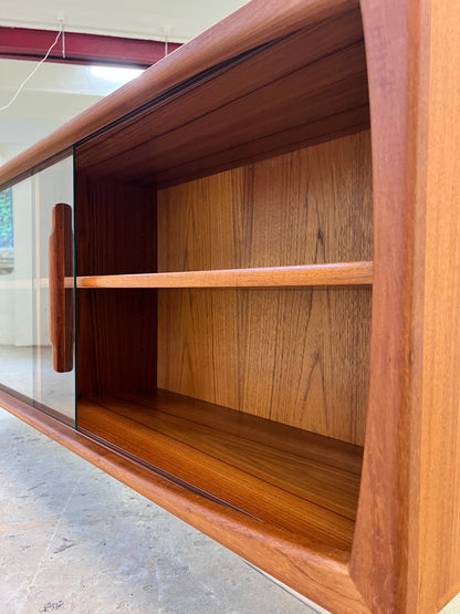 Vintage Sideboard Vitrine Teak mit Chromfüßen von Dyrlund