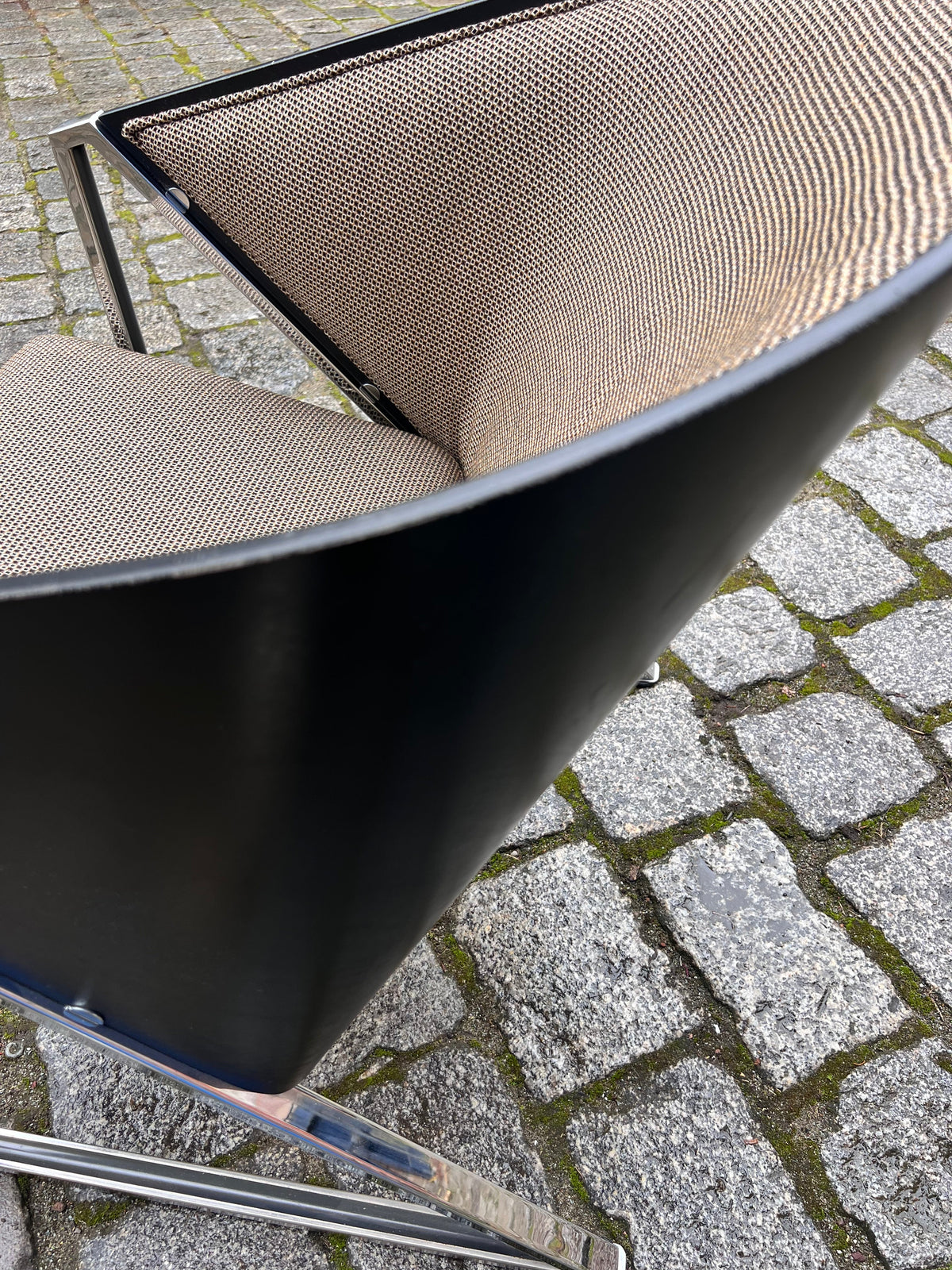Sessel Mondi grau schwarz Chrom von Jouko Järvisalo für Inno Interior Oy