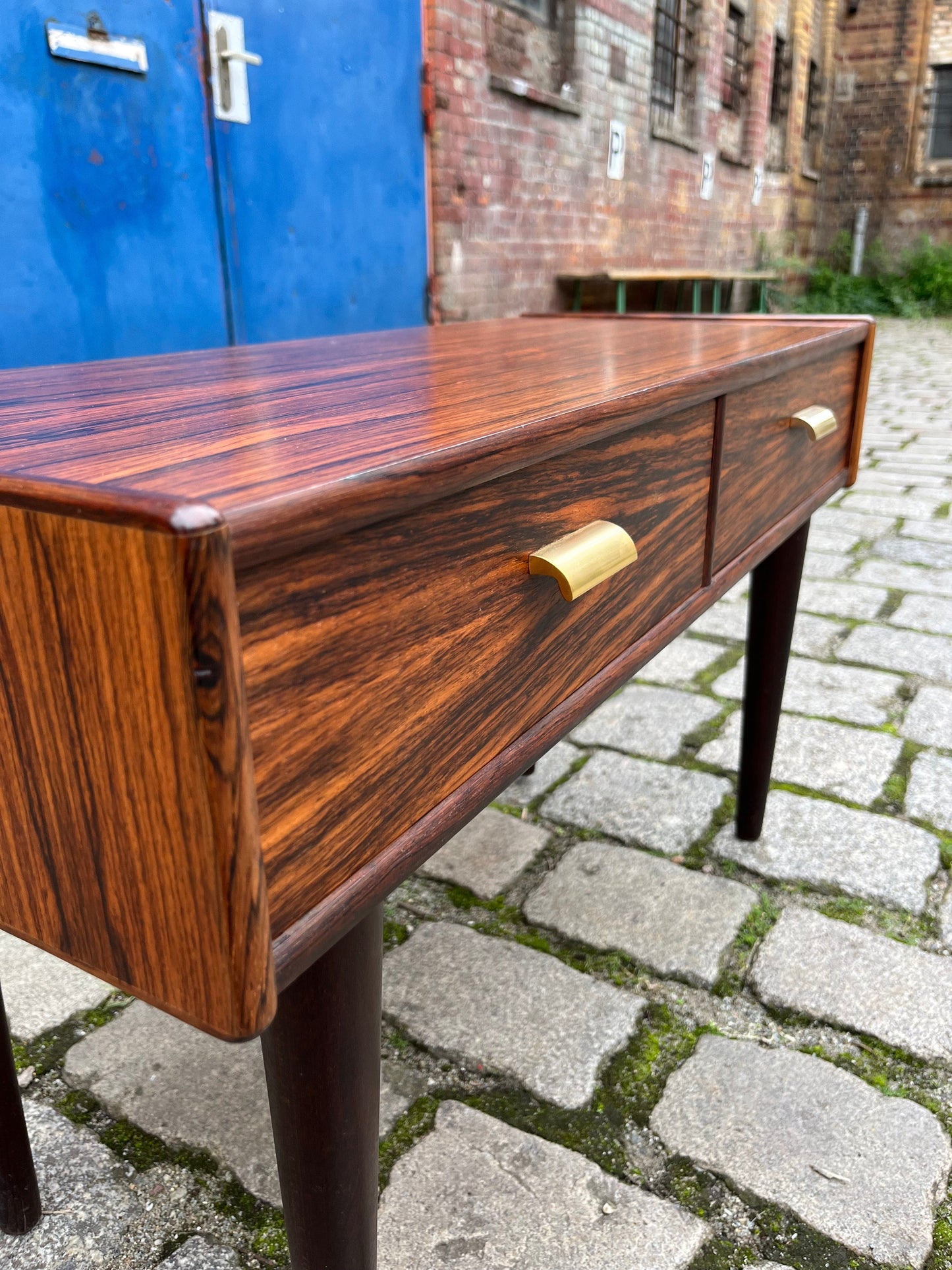 Buffet bas vintage en palissandre avec poignées en laiton