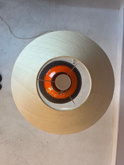 Lampe de table vintage Fat Lava avec abat-jour en soie naturelle orange marron par JASBA