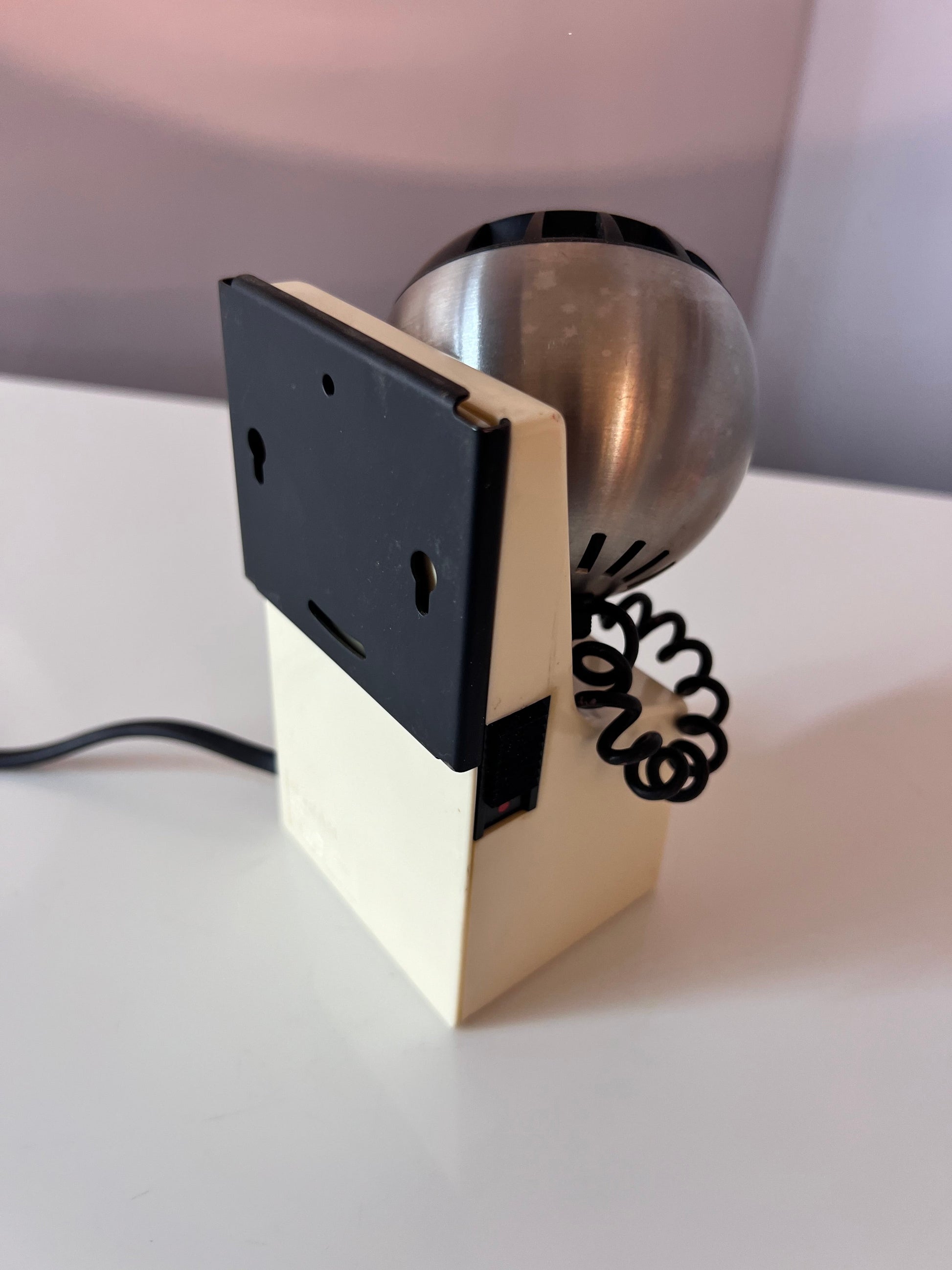 Tischlampe weiß silber mit Kugelkopf von Osram