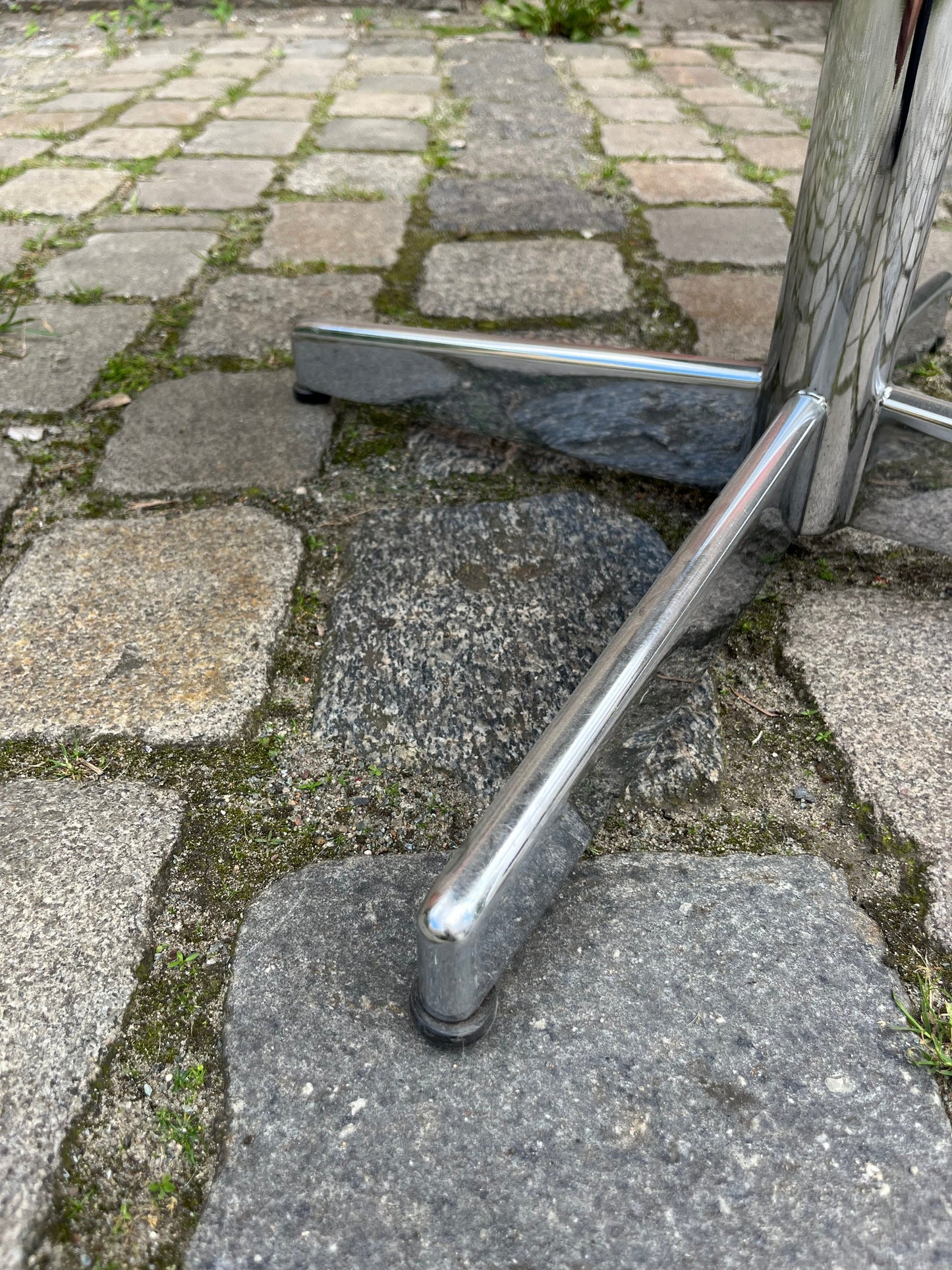 Table basse en linoléum noir chromé par Mauser